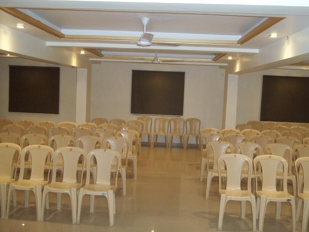 Hotel Sapphire Junagadh Εξωτερικό φωτογραφία